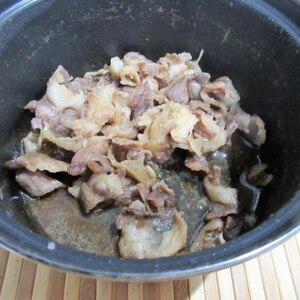 塩胡椒で味付けした豚バラ肉の醤油みりん炒め
